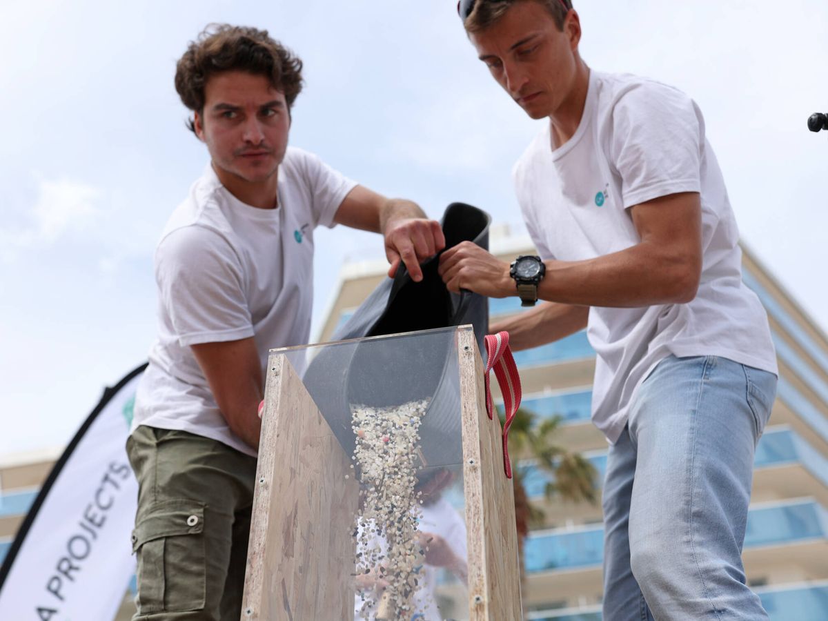 Foto: Voluntarios recogen 'pellets' de plástico en la playa de La Pineda en una de las iniciativas impulsadas por Good Karma. (Anna Lofi)