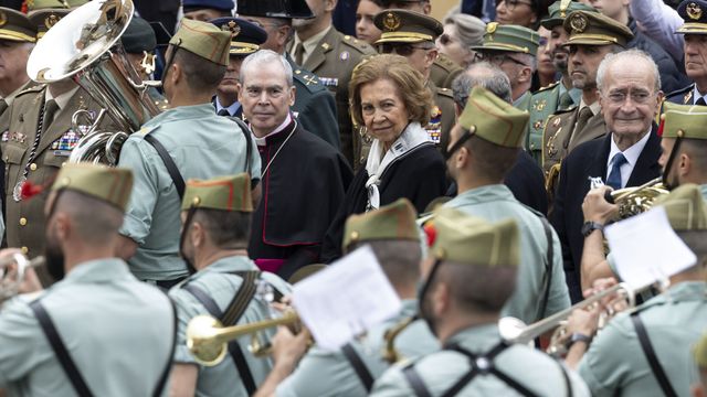 La reina Sofía asiste al traslado de la figura del Cristo de la Buena Muerte y Ánimas de la Cofradía de Mena por parte de los Legionarios en Málaga. (EFE/Daniel Pérez)