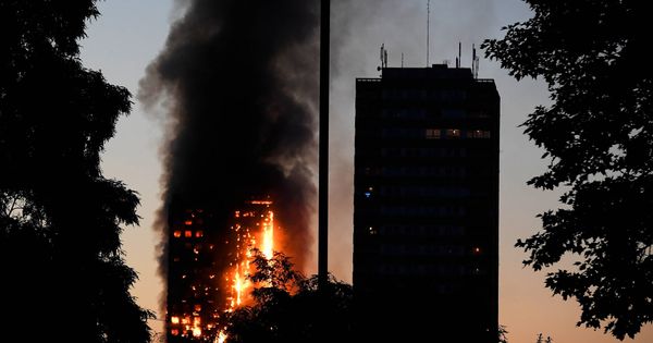 Foto: Columnas de humo y llamas mientras los bomberos luchan contra el fuego en la torre residencial de Grenfell, en Londres. (Reuters)