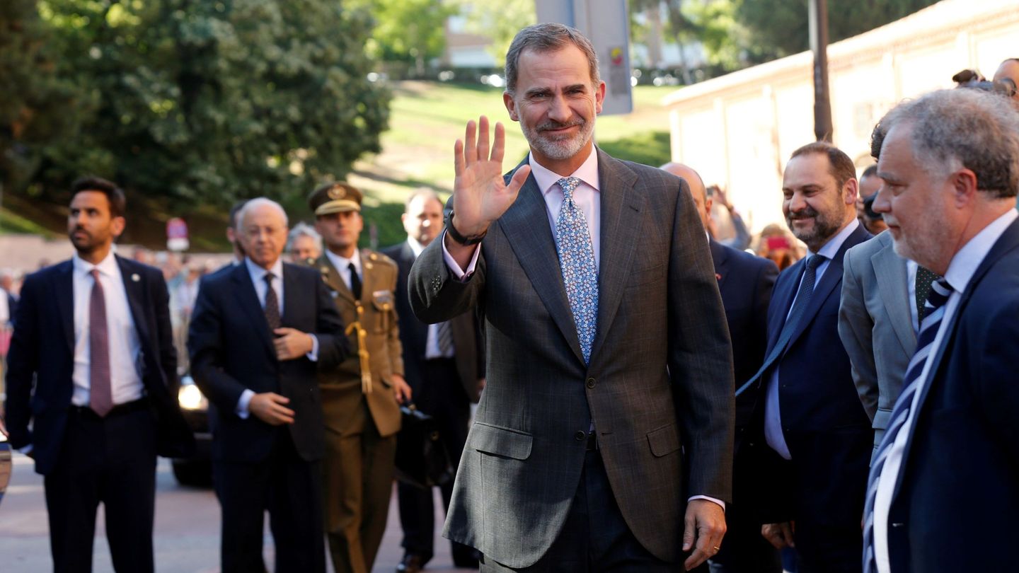 El Rey saluda a su llegada a la corrida de la Beneficencia en Las Ventas. (EFE)