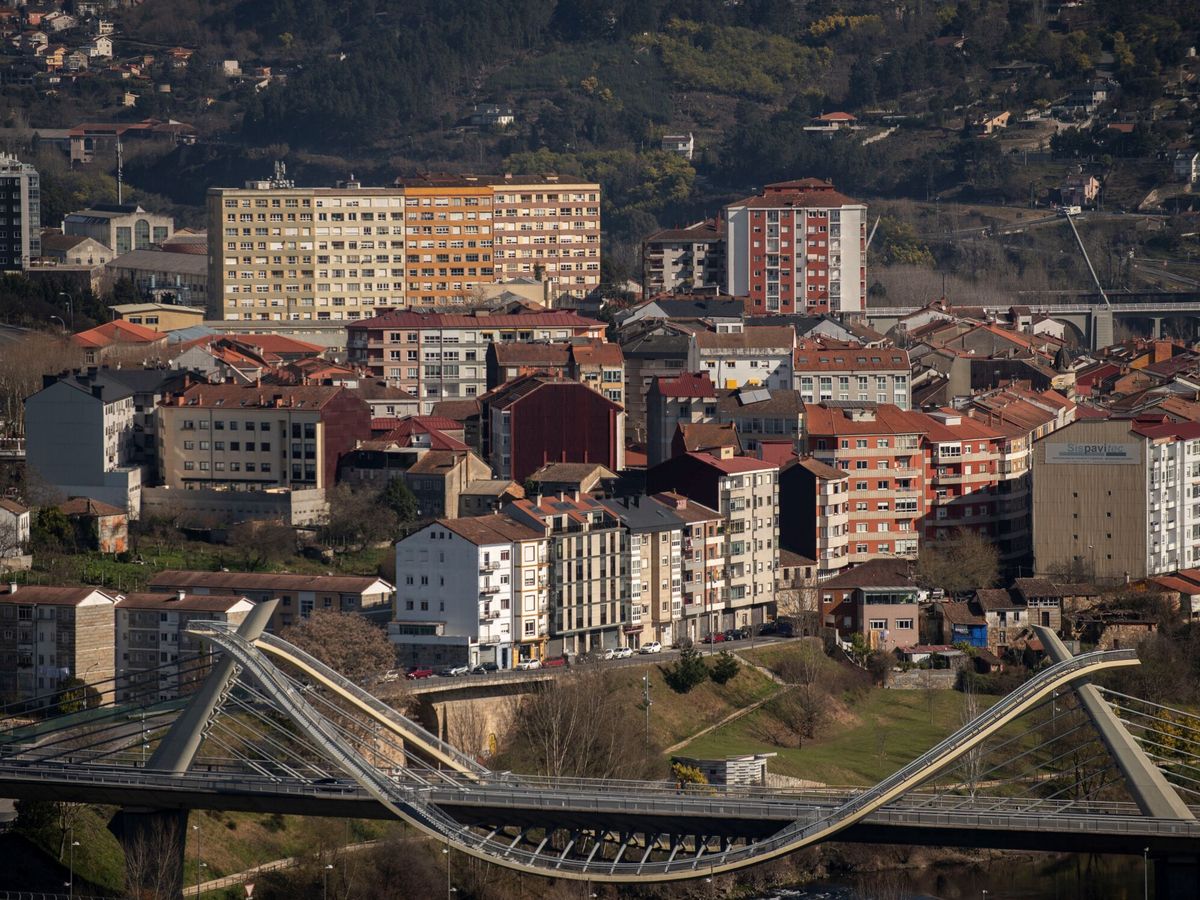 Foto: Vista general del barrio de A Ponte, en la ciudad de Ourense, el más barato de España para alquilar una vivienda. (EFE) 