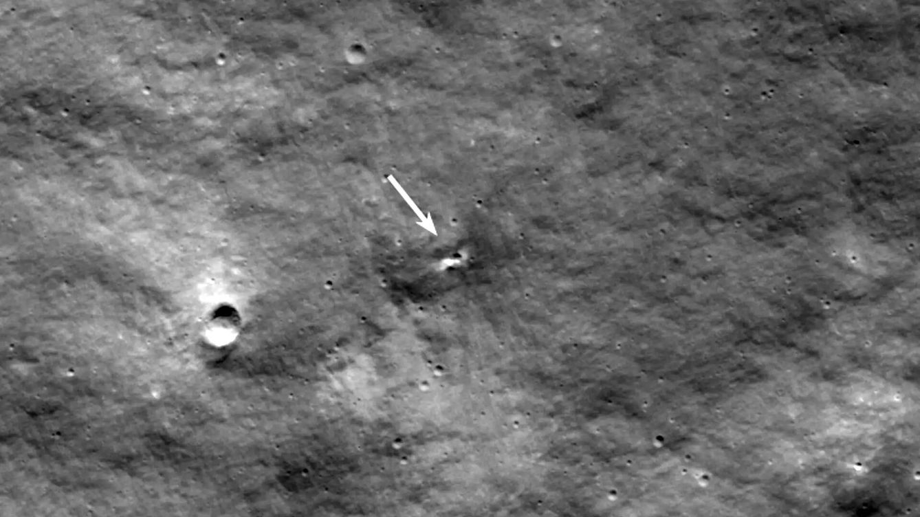 Foto: El cráter de 10 metros provocado por el accidente de la sonda Luna-25. (NASA)