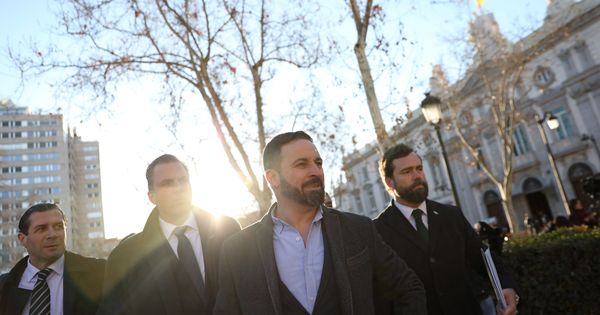 Foto: El líder de Vox, Santiago Abascal, a las puertas del Tribunal Supremo. (Reuters)