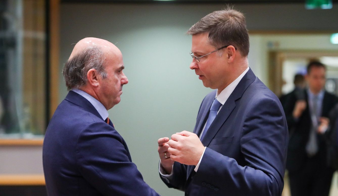 Luis de Guindos (i) charla con el vicepresidente de la Comisión Europea, Valdis Dombrovskis. (EFE)