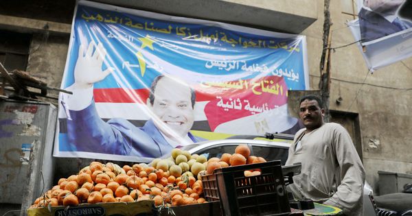 Foto: Un vendedor de fruta ofrece su producto bajo un cartel electoral del presidente Abdel Fatah al Sisi, en El Cairo, el 19 de marzo de 2018. (Reuters)