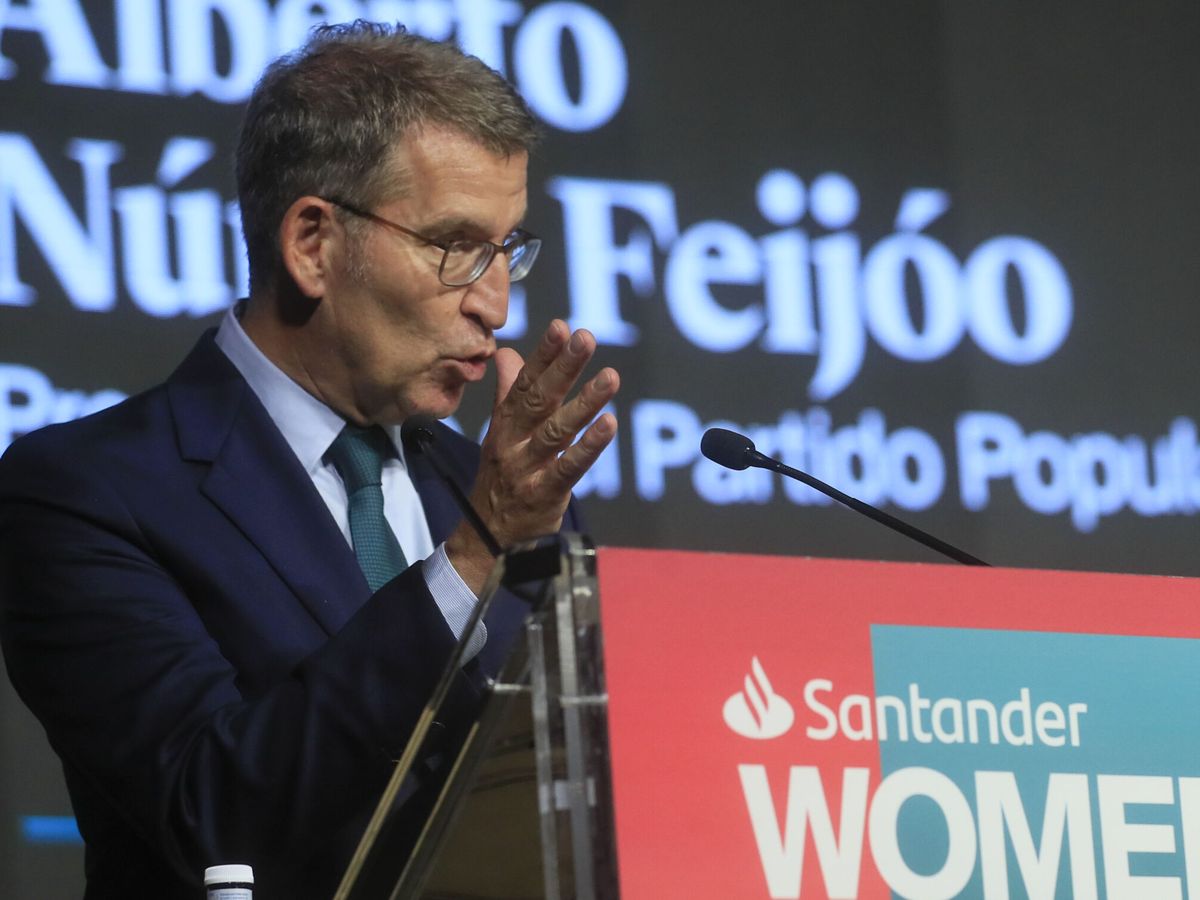 Foto: El líder del PP, Alberto Núñez Feijóo, durante el congreso internacional de 'Santander WomenNOW'. (EFE/Fernando Alvarado)