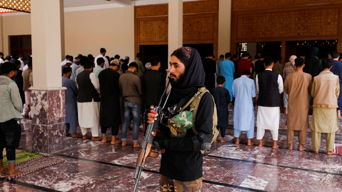Al menos 21 muertos y 33 heridos en un ataque suicida en una mezquita de Kabul