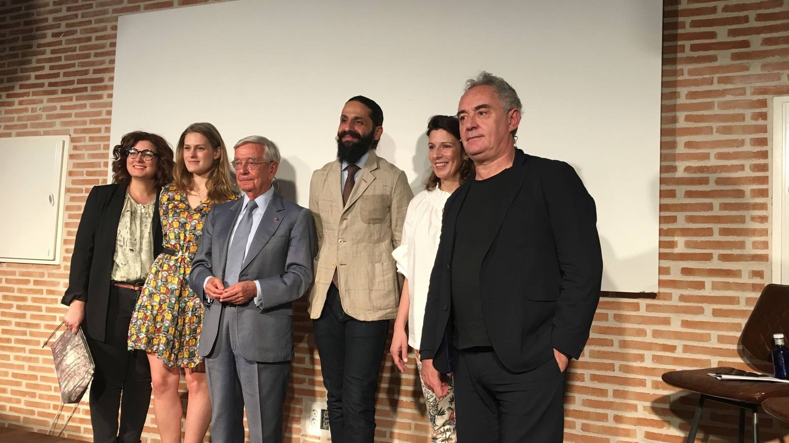 Foto: Adrià, Ansón y Sood en el centro, junto a María Llamas de Alambique y representantes de Google, hoy en Madrid.