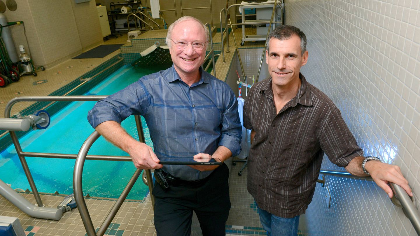 El Dr. Levine (izquierda) con el nadador de fondo Benoit Lacomte. (Universidad de Texas)