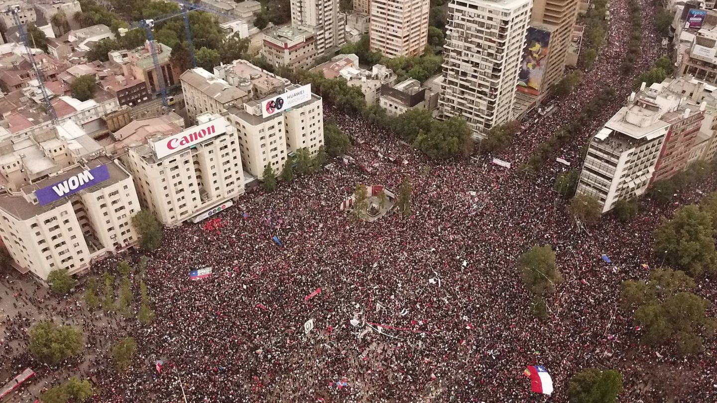 Fotografía aérea que muestra a miles de manifestantes reunidos este viernes en la Plaza Italia, en Santiago. (EFE)