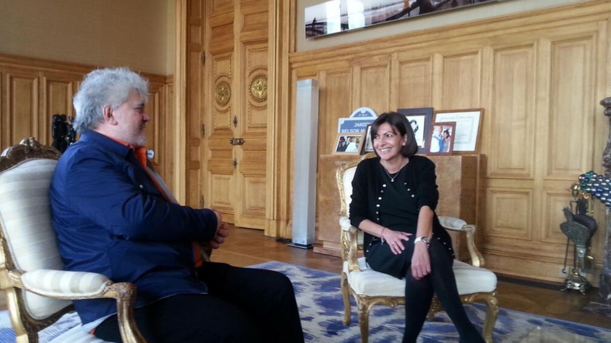 Pedro Almodóvar se codea con Anne Hidalgo, la alcaldesa gaditana de París