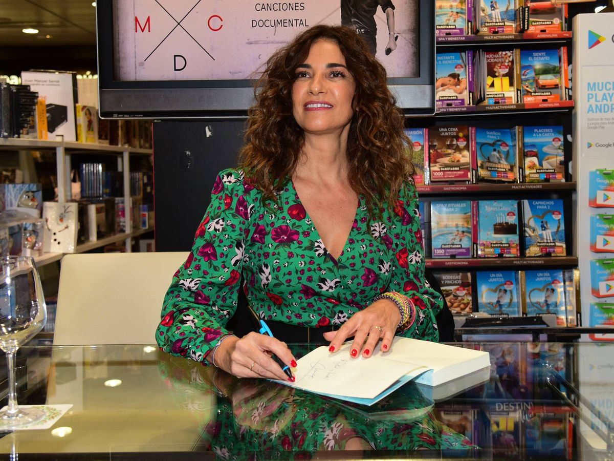 Foto: Mariló Montero, firmando ejemplares de su último libro. (Cordon Press)