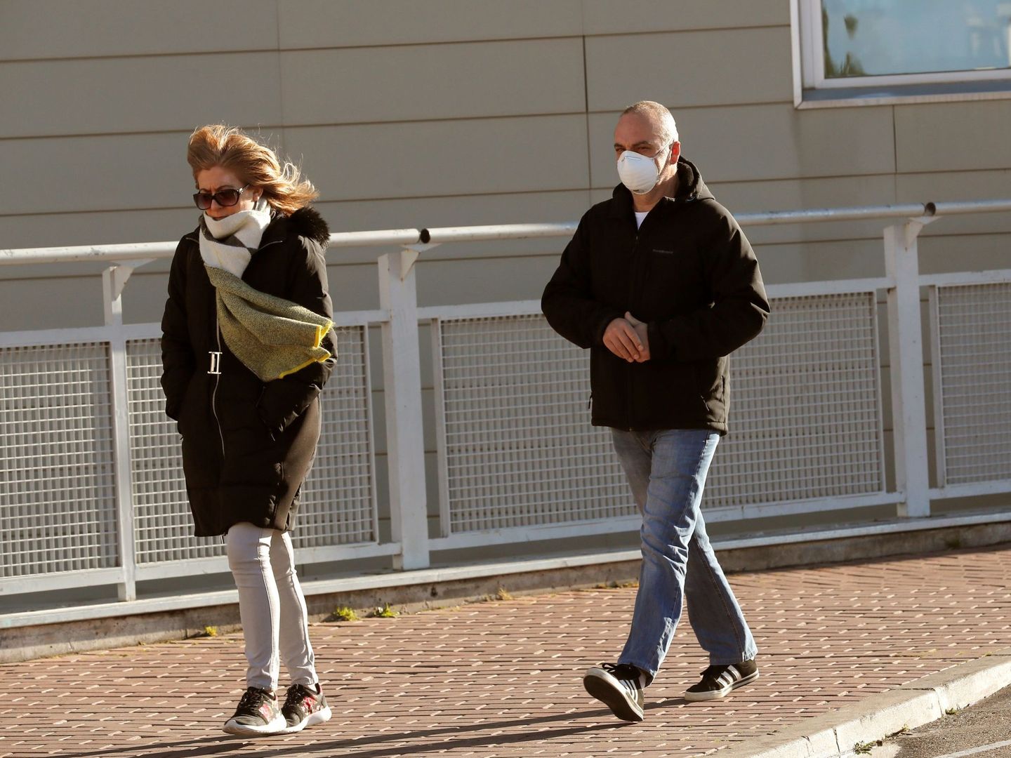 Dos ciudadanos con mascarillas llegan al Hospital Universitario de la localidad madrileña de Torrejón de Ardoz (EFE)