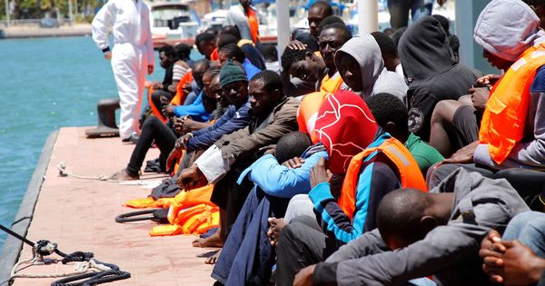 Foto: Llegada a Melilla de algunos de los inmigrantes de origen subsahariano rescatados cuando navegaban a bordo de dos pateras en el mar de Alborán. (EFE)