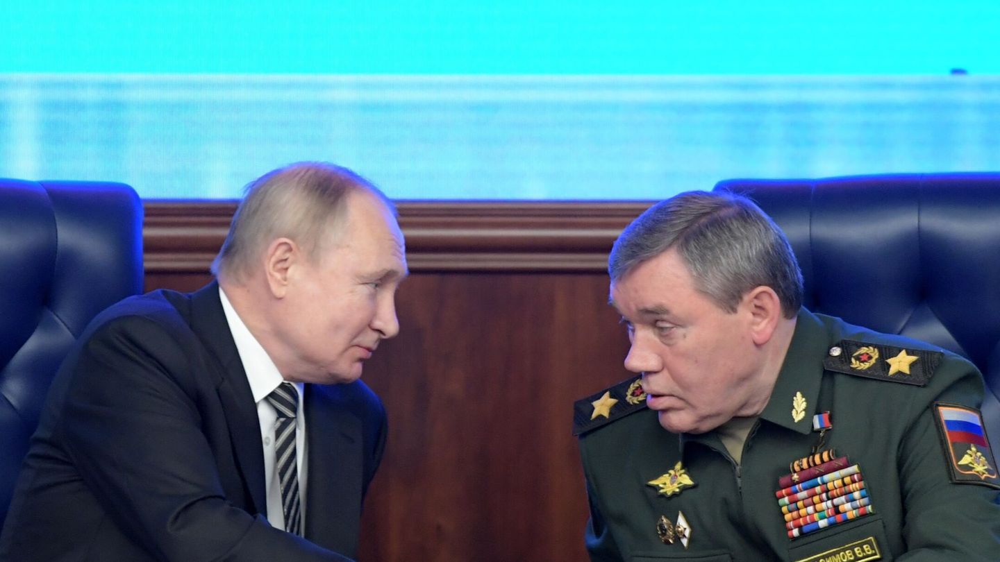 Vladímir Putin habla con el jefe del Estado Mayor de las Fuerzas Armadas de Rusia, Valery Gerasimov. (Sputnik)