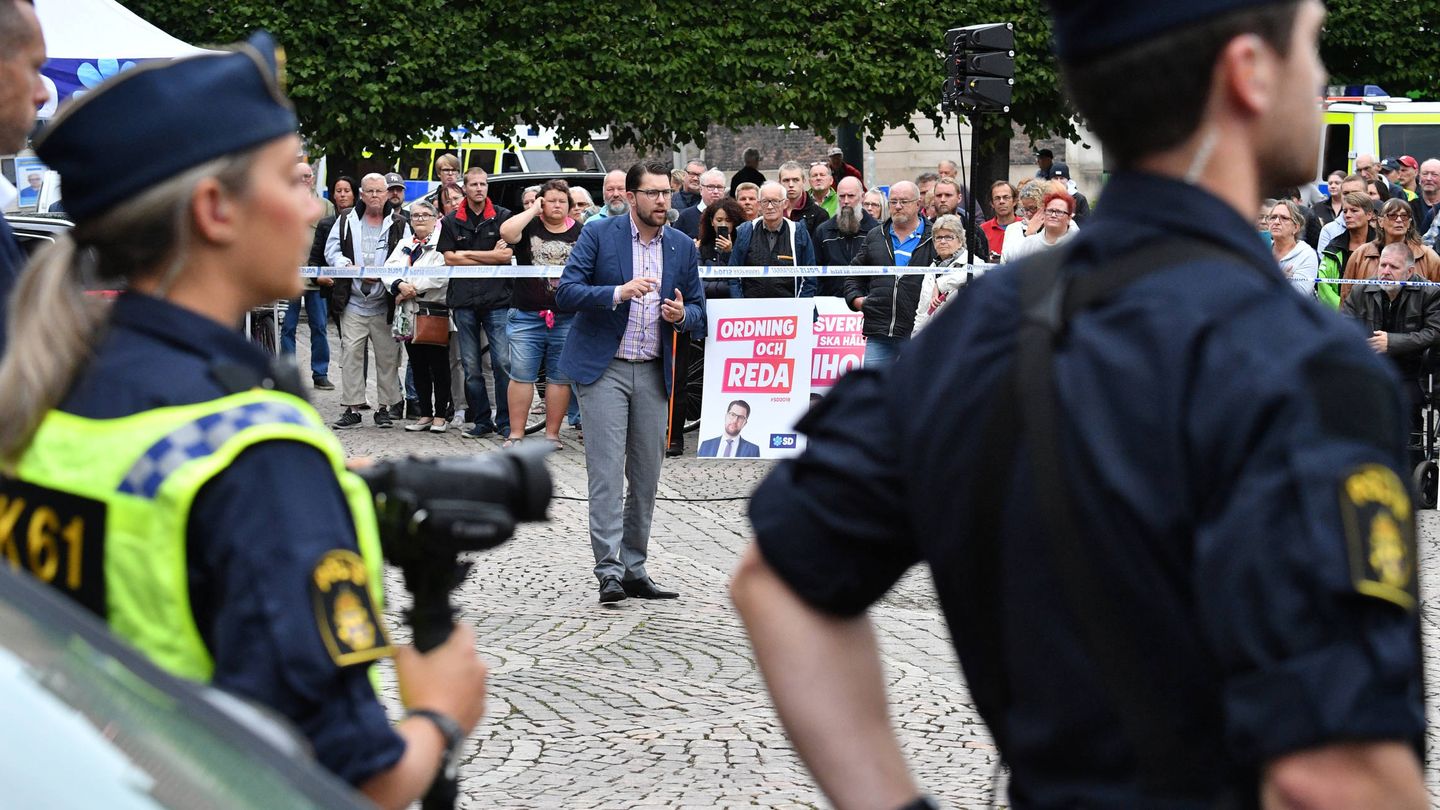 Policías y ciudadanos observan a Jimmi Åkesson durante un mitin electoral en Landskrona. (Reuters)