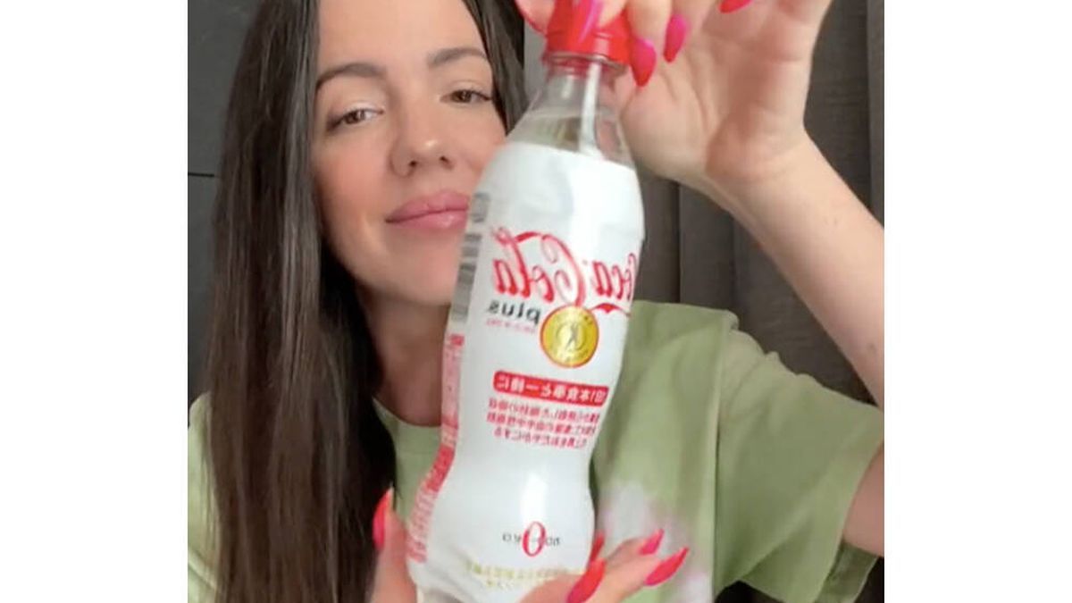 Una 'tiktoker' española que vive en Japón prueba la Coca-Cola transparente y este es su veredicto