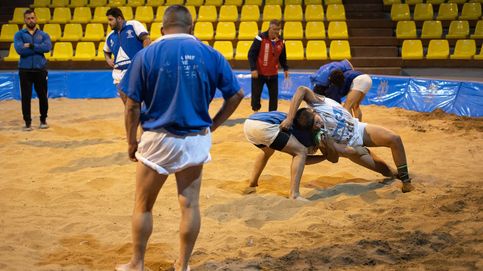 Arena, agarres y olor a mar: visitando la lucha canaria en El Hierro, el deporte más místico
