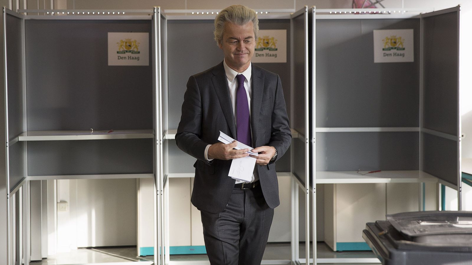 Foto: Geert Wilders vota durante un referéndum consultivo en La Haya, en abril de 2016 (Reuters)