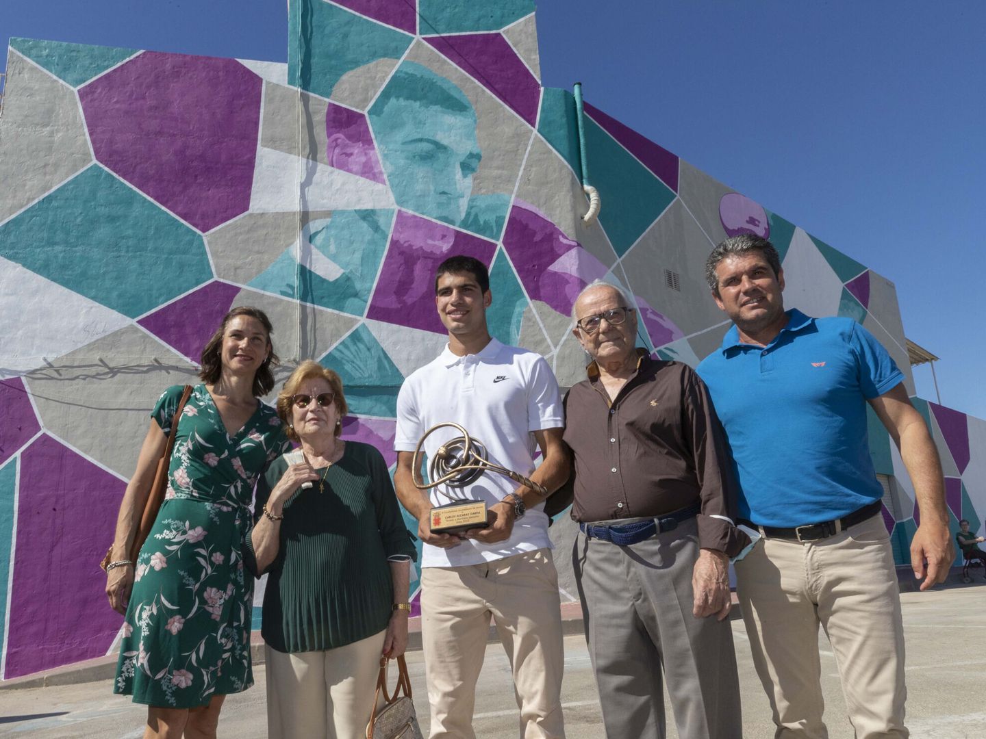 Carlos Alcaraz, acompañado de sus padres y sus abuelos. (EFE)