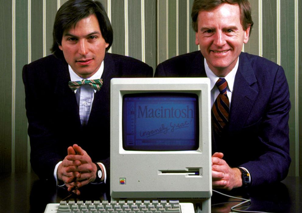 Foto: Steve Jobs y John Sculley posan junto al flamante Macintosh de Apple 