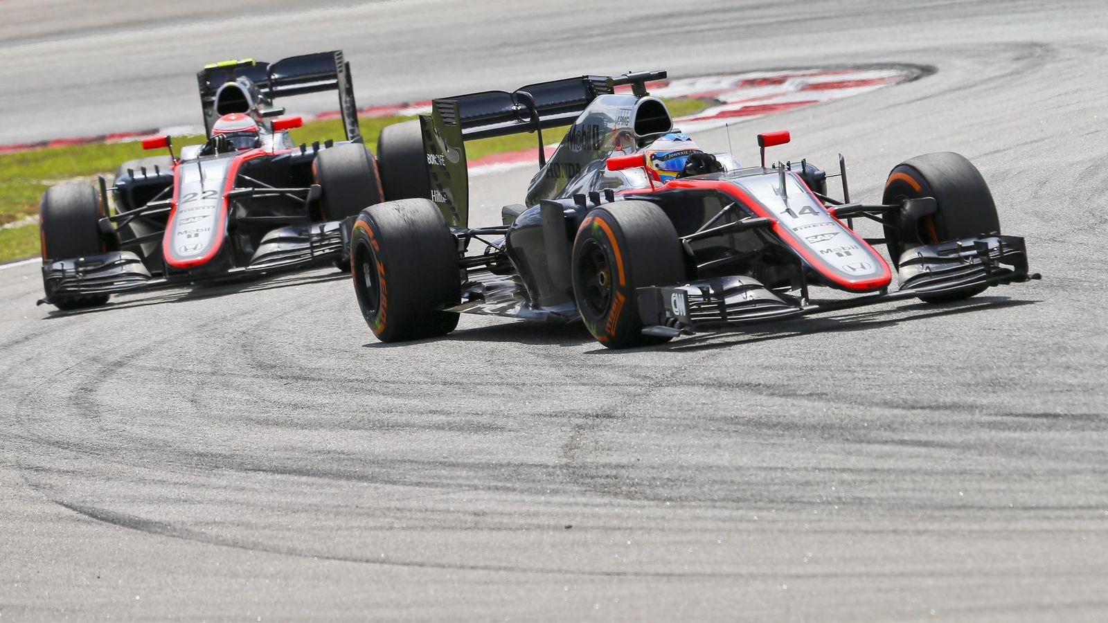Foto: Fernando Alonso y Jenson Button en la pista de Sepang.