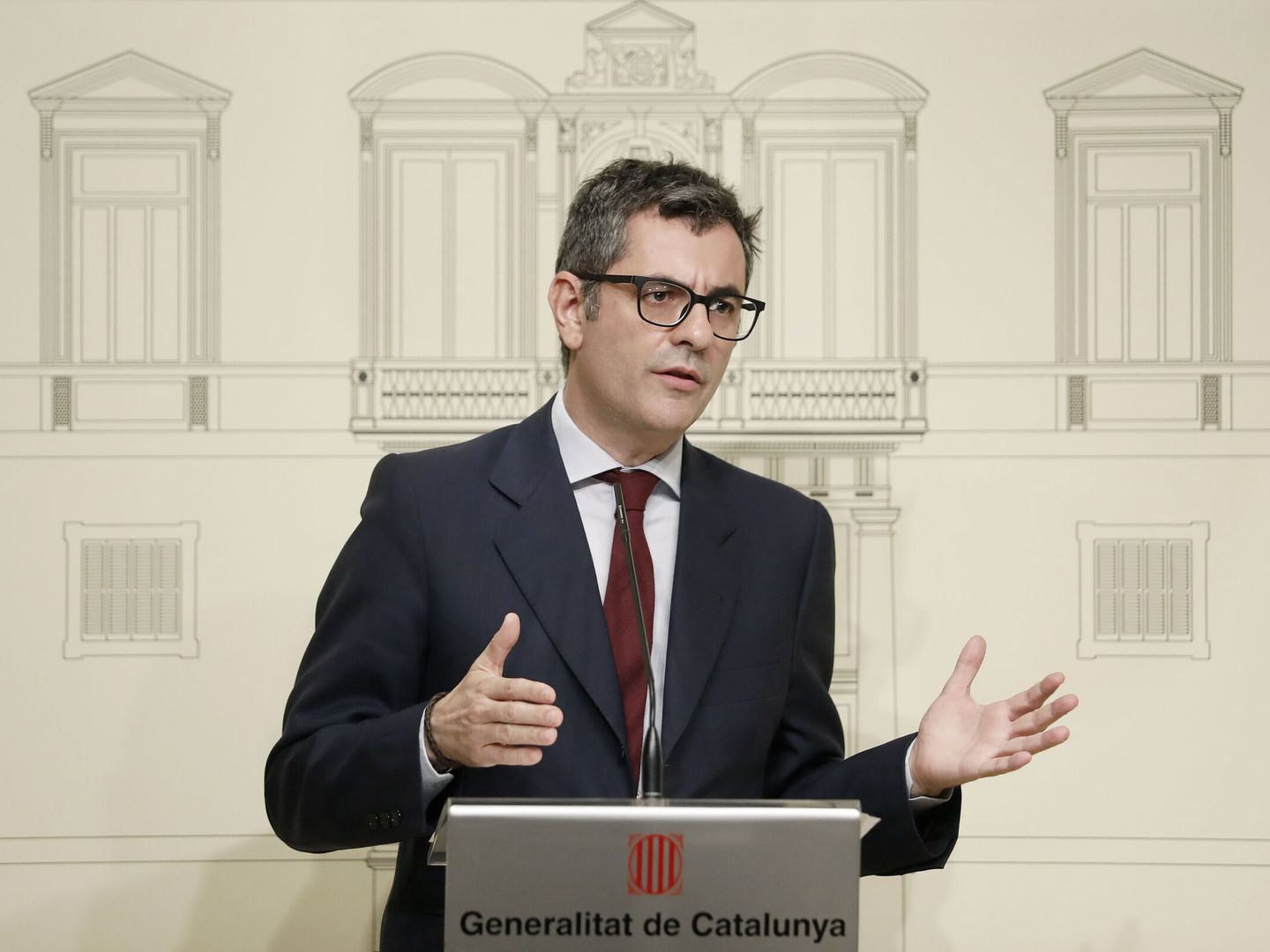 El ministro de la Presidencia, Félix Bolaños, durante la rueda de prensa posterior a su reunión en el Palau de la Generalitat. (EFE/Andreu Dalmau)