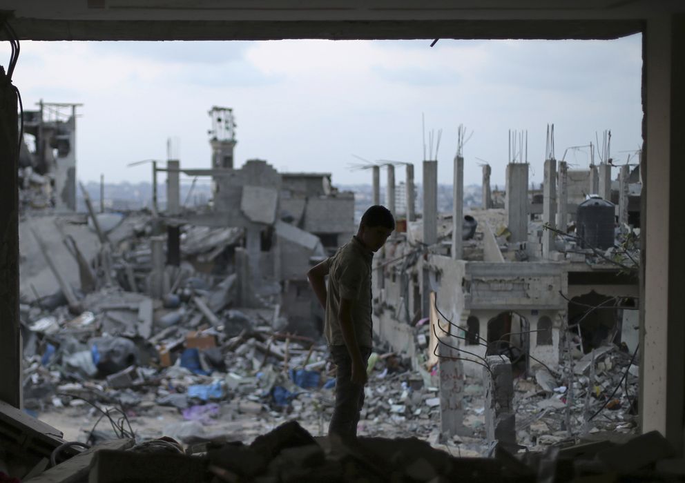 Foto: Un joven palestino en su casa destrozada por los bombardeos en Ciudad de Gaza (Reuters).