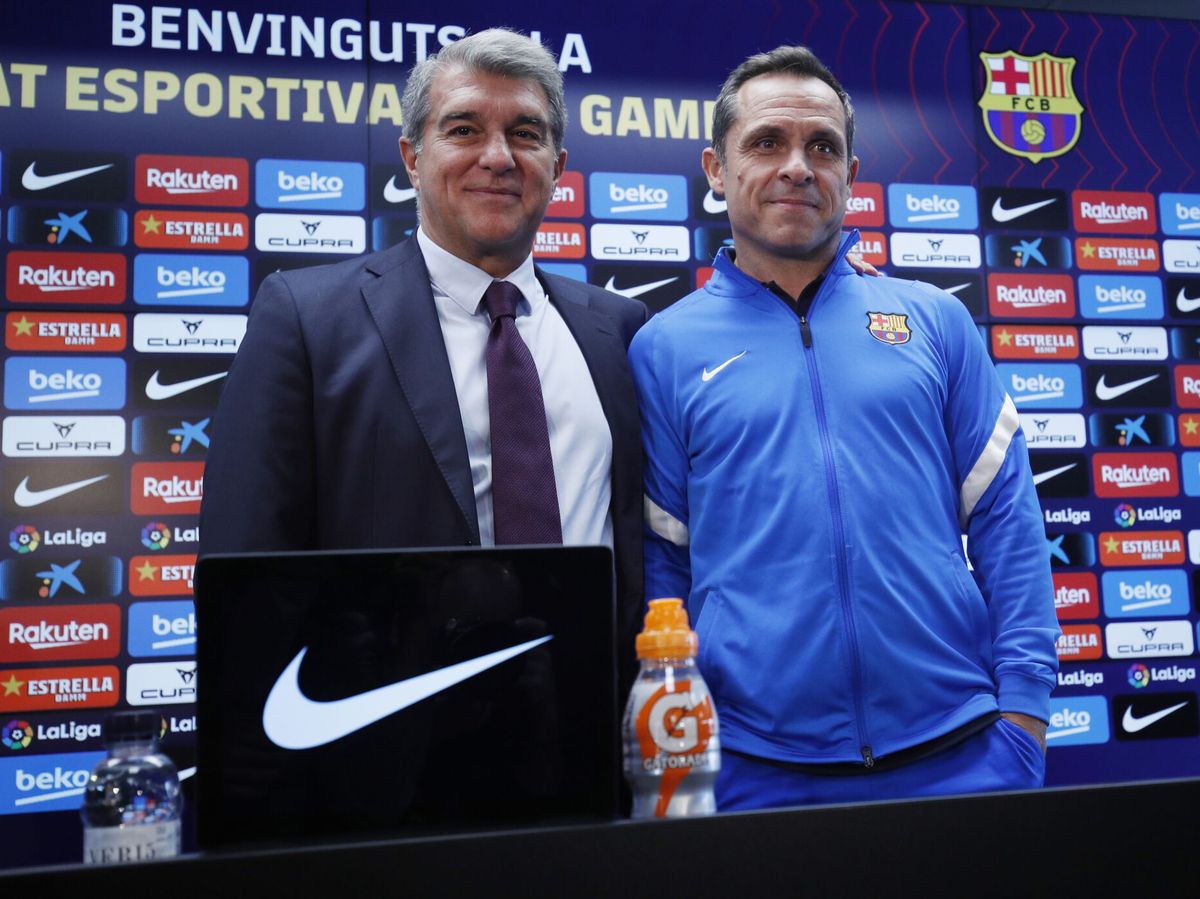 Foto: Laporta y Sergi, en rueda de prensa. (Reuters)