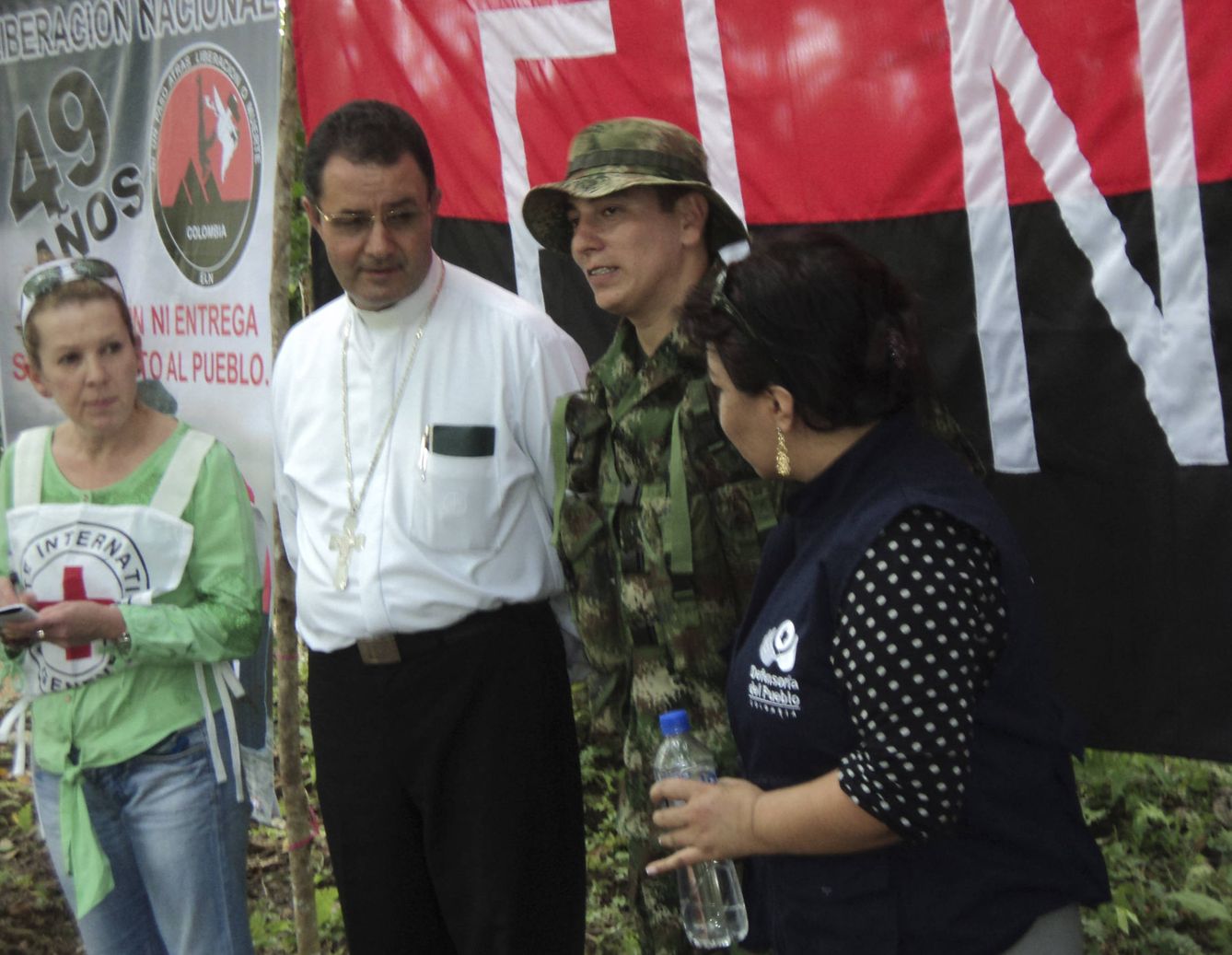 Un representante de la Iglesia Católica durante la liberación de un soldado colombiano secuestrado por el ELN, en julio de 2013. (Reuters)