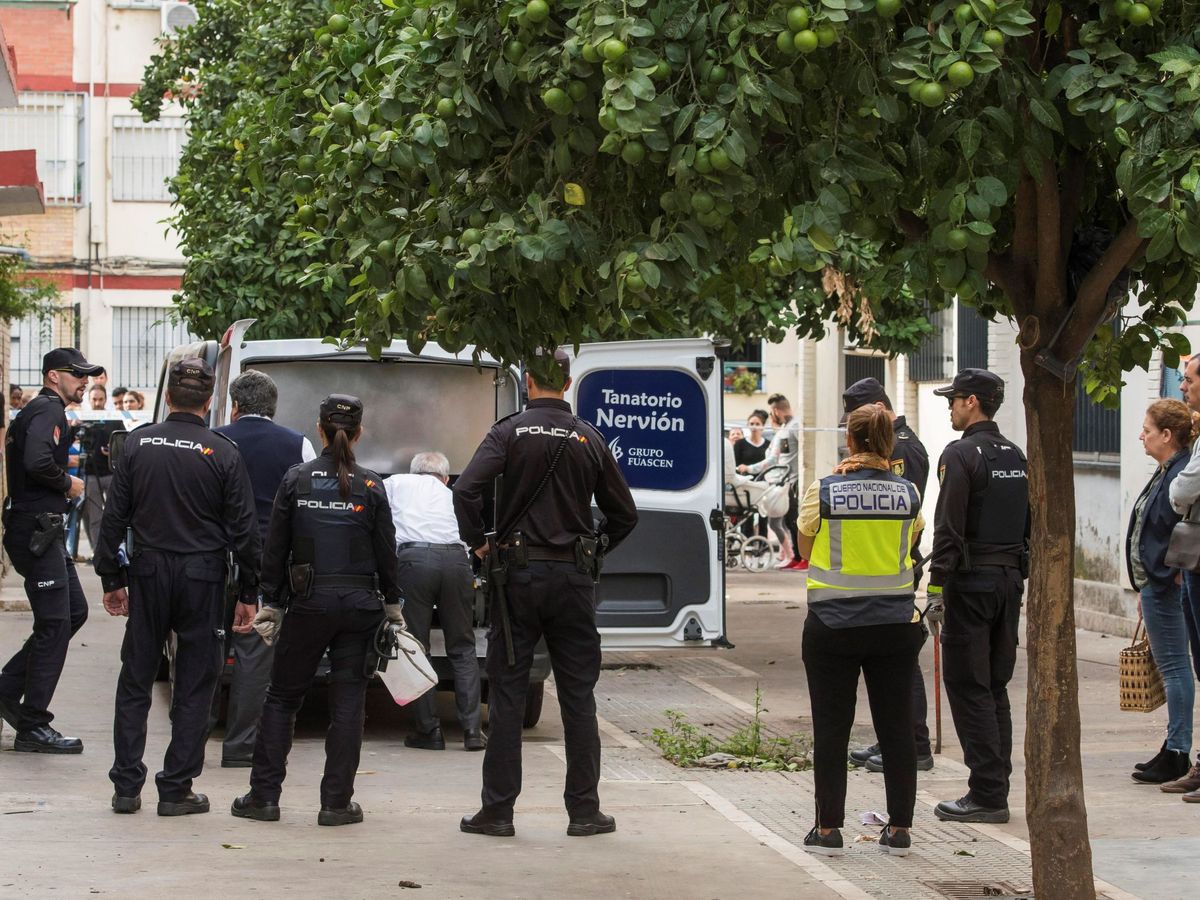 Foto: Varios agentes en la barriada de Los Pajaritos en Sevilla. (EFE/Raúl Caro)