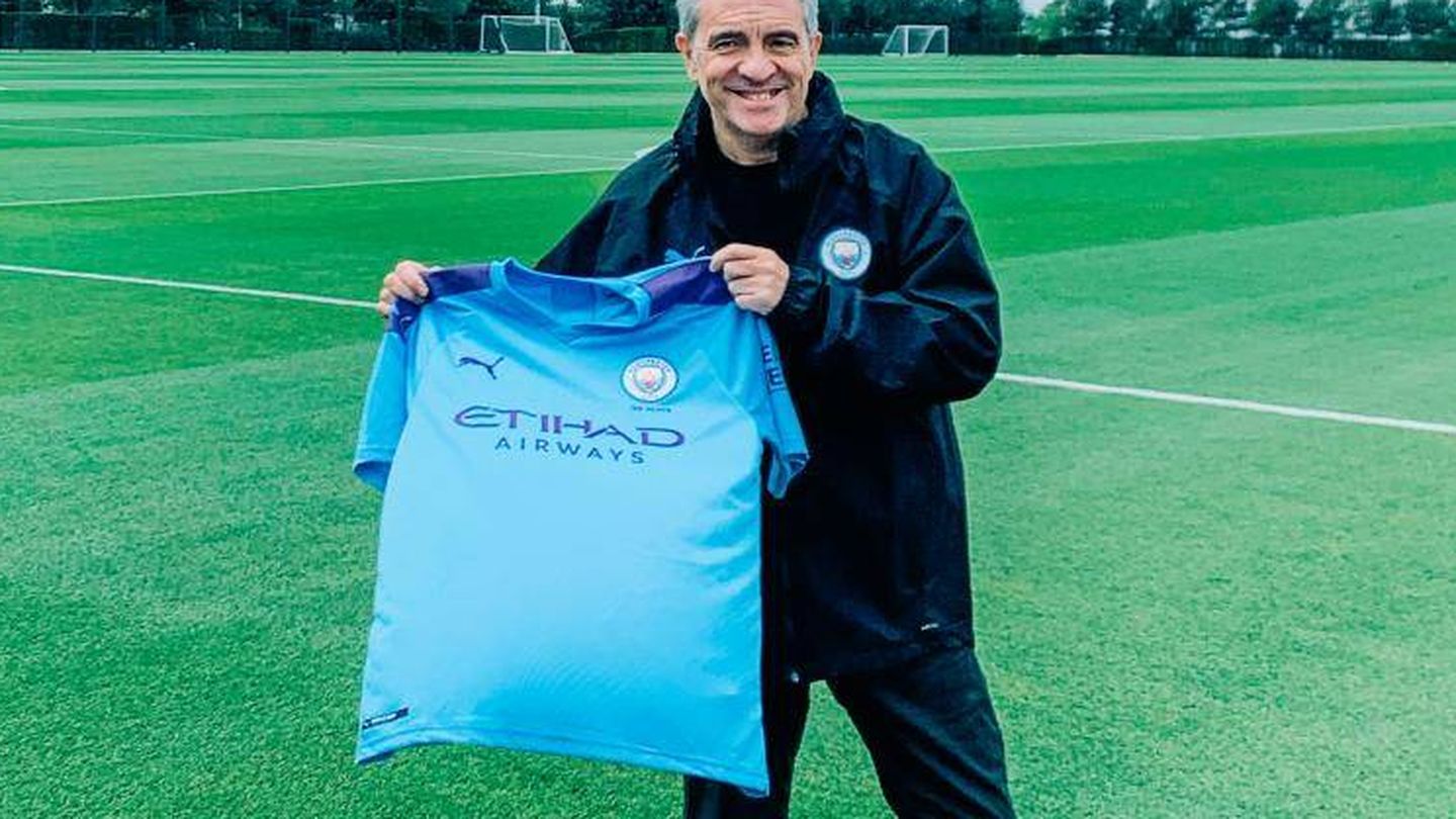 Juanma Lillo, con la camiseta del Manchester City tras fichar como ayudante de Guardiola. 