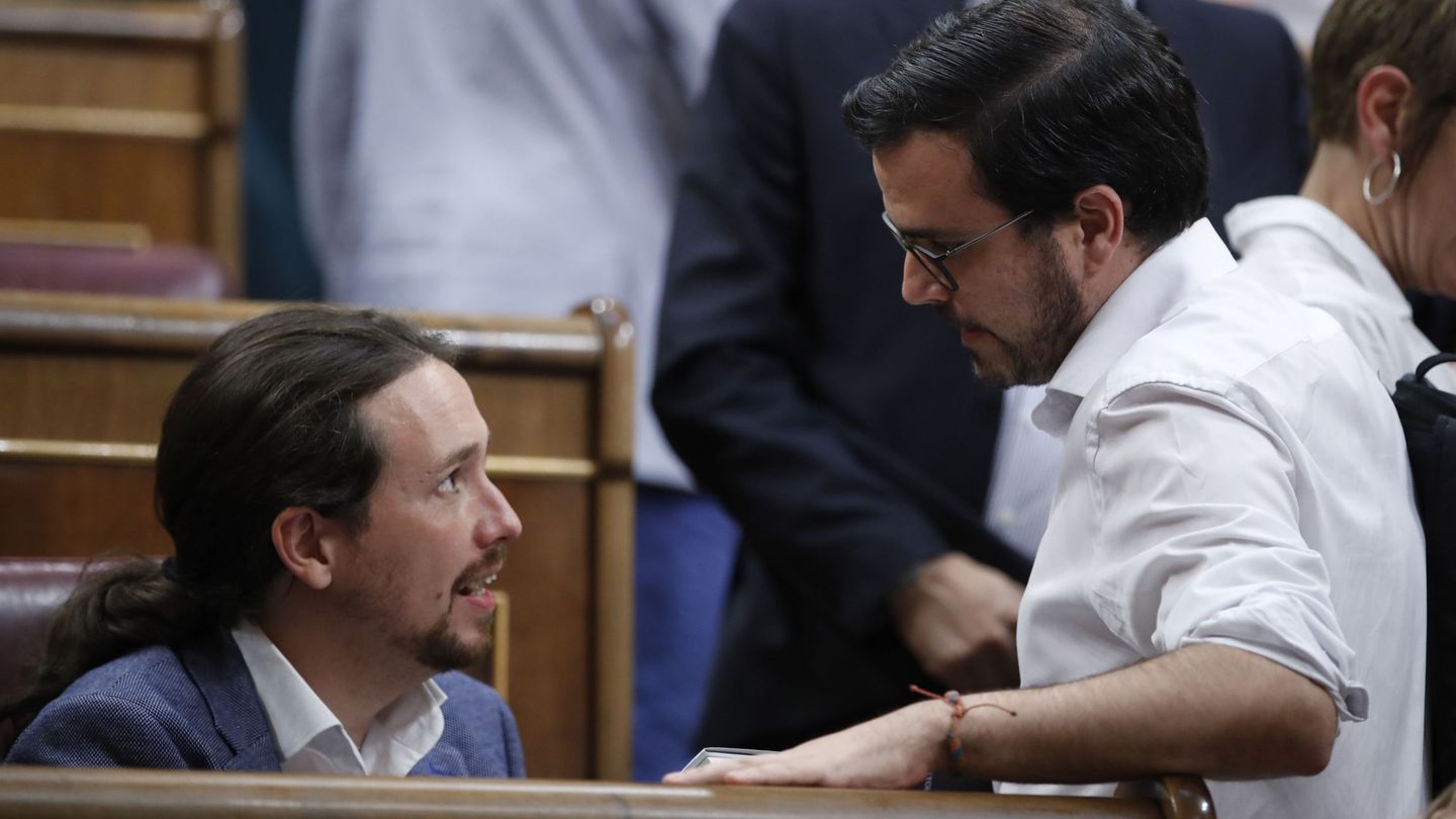 El líder de Podemos, Pablo Iglesias (i), conversa con el líder de IU, Alberto Garzón (d). (EFE)