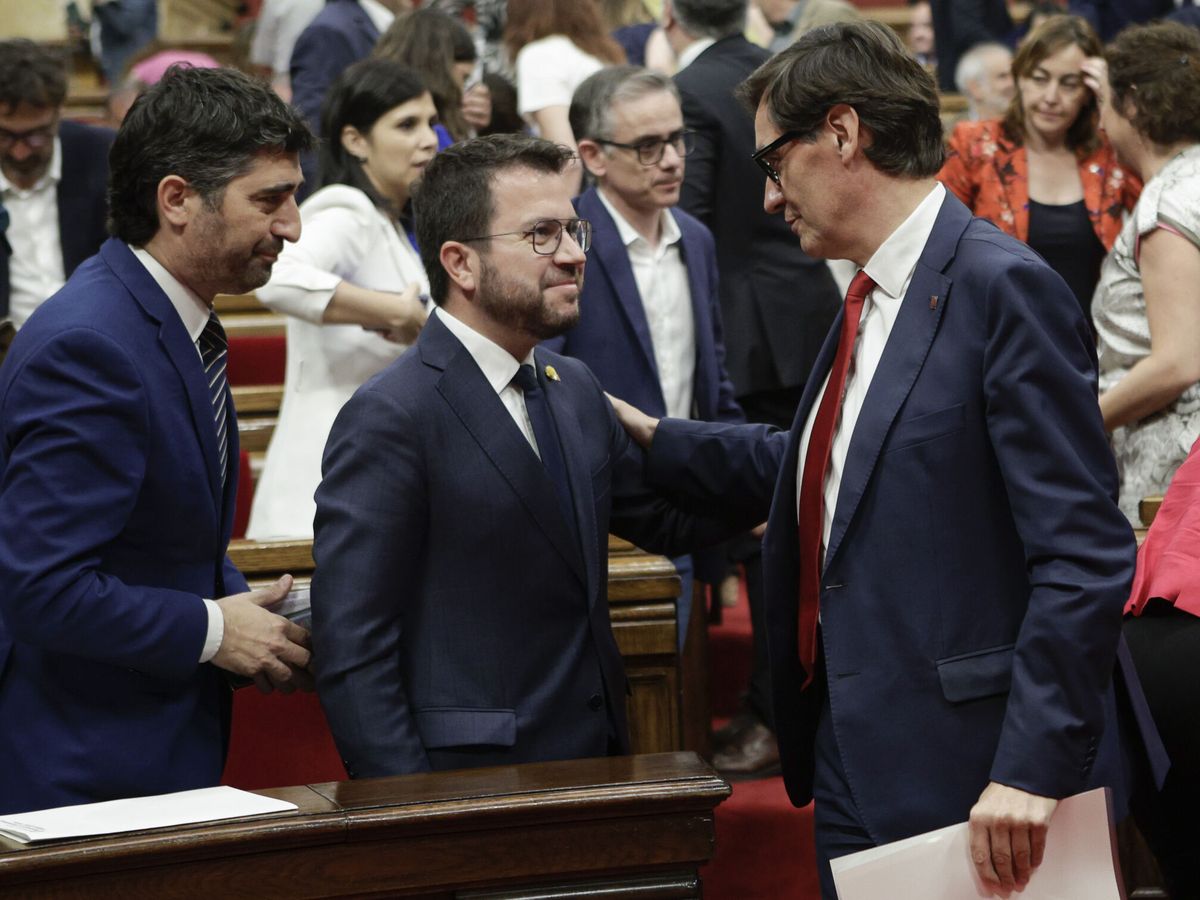 Foto: Jordi Puigneró, Pere Aragonès y Salvador Illa en el Parlament. (EFE/Quique García)