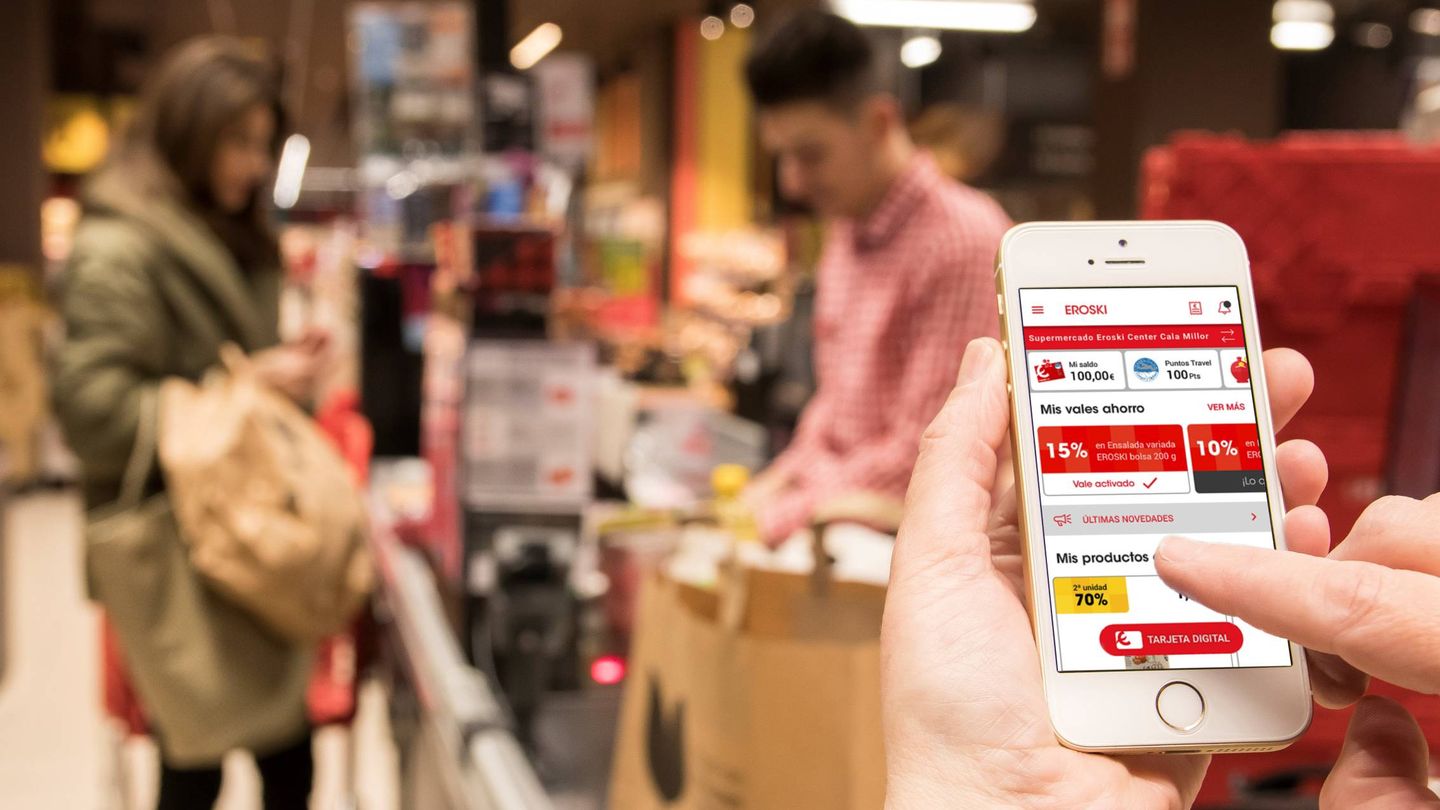El dispositivo móvil acompaña al consumidor en todo el proceso de compra. (Eroski)