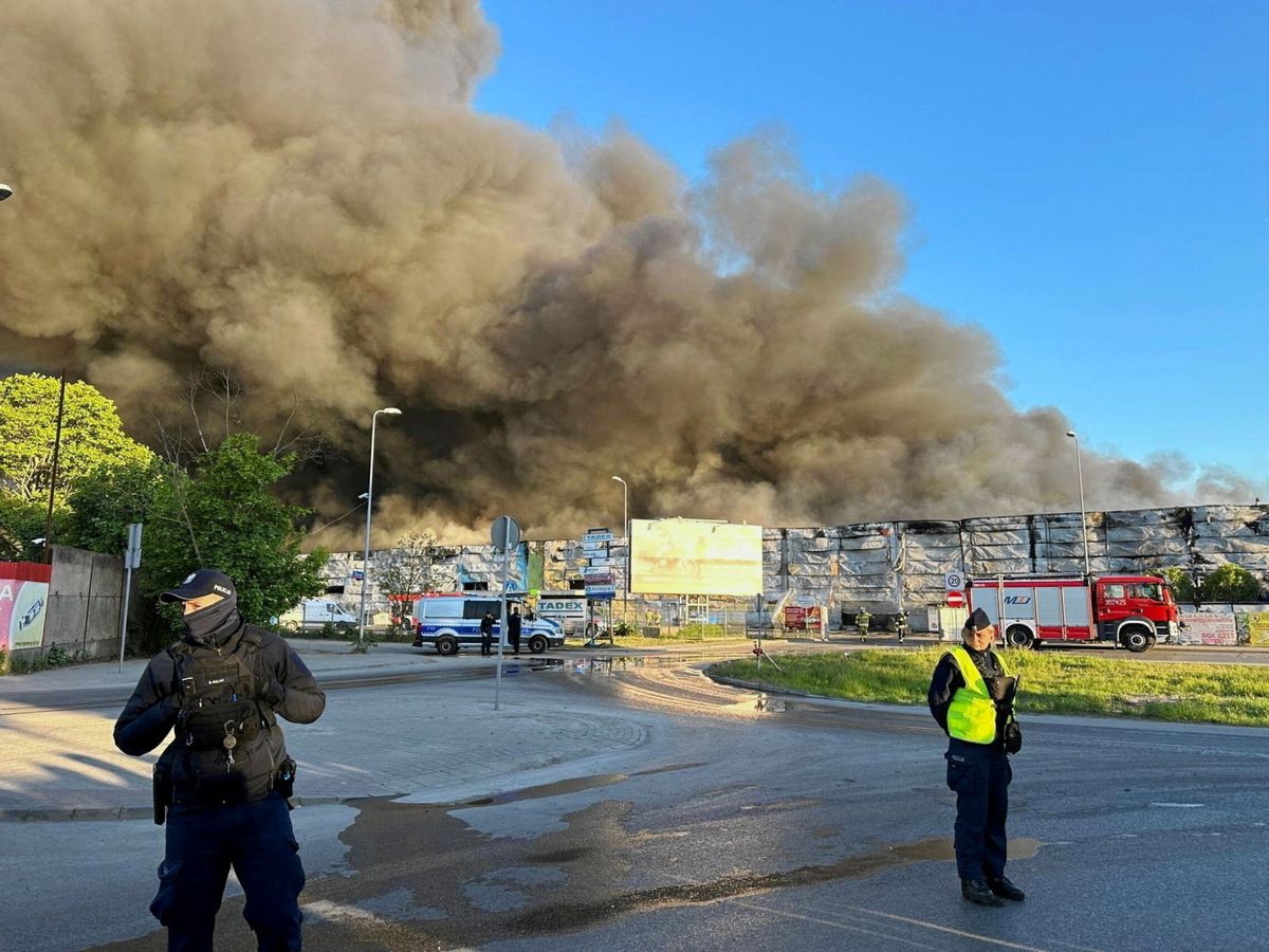 Foto: Fuego en el centro comercial Ablaze de Varsovia. (Reuters)