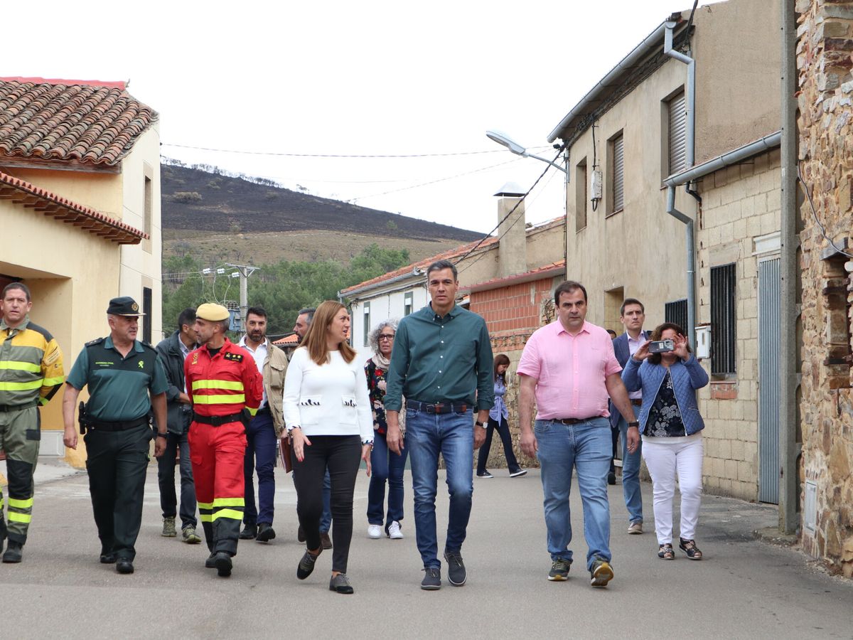 Foto: Sánchez visita las zonas afectadas por el incendio en Zamora. (EFE/M. A. M.)