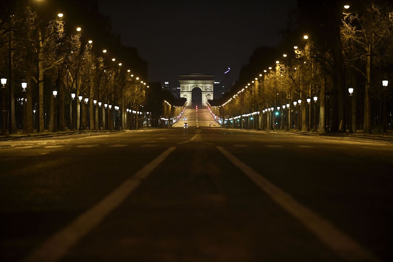 París, completamente desierta por el coronavirus. (EFE)