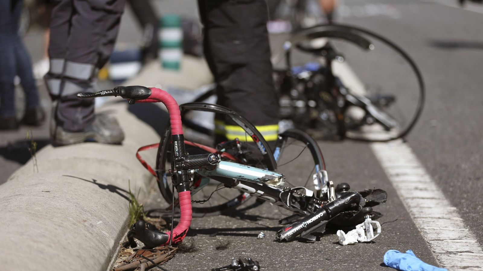Foto: Un ciclista muerto y ocho heridos por un atropello en A Guarda. (EFE)