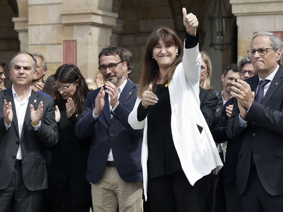 Foto: La presidenta suspendida del Parlament de Cataluña, Laura Borràs, durante su intervención frente al edificio del Parlament. (EFE/Quique García)