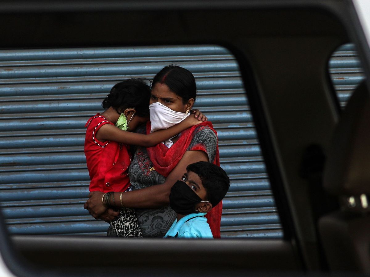 Foto: Una madre con sus hijos, en Bombay. (EFE)