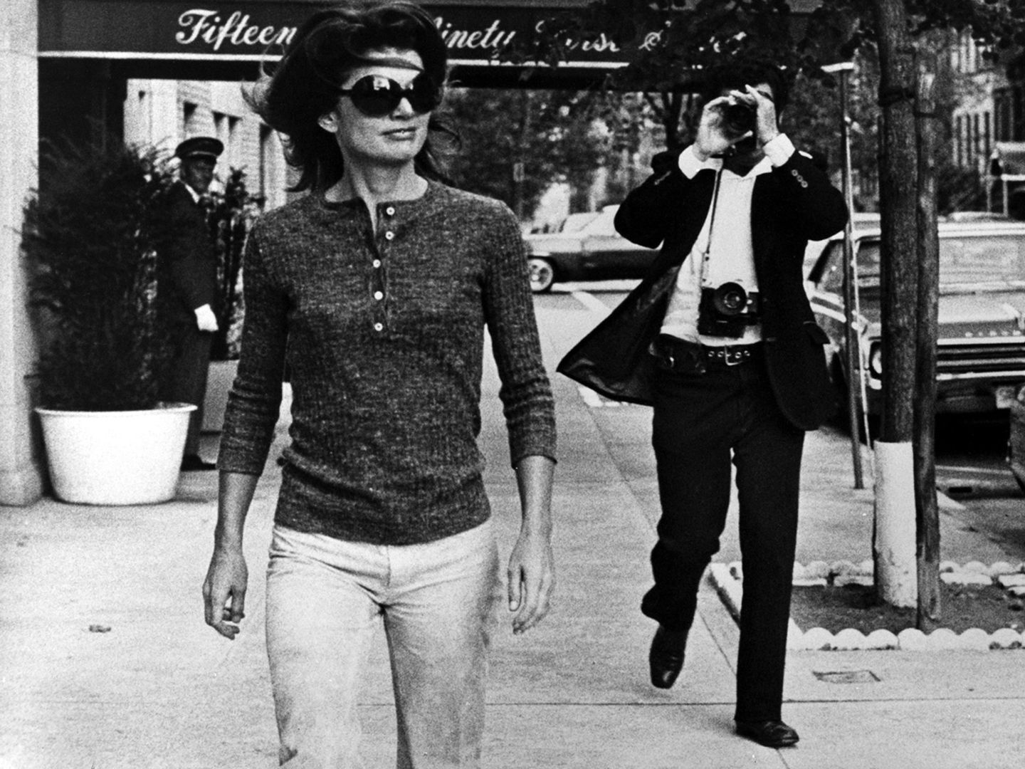 Jackie Kennedy fotografiada por un paparazzi en los años 60. (EFE)