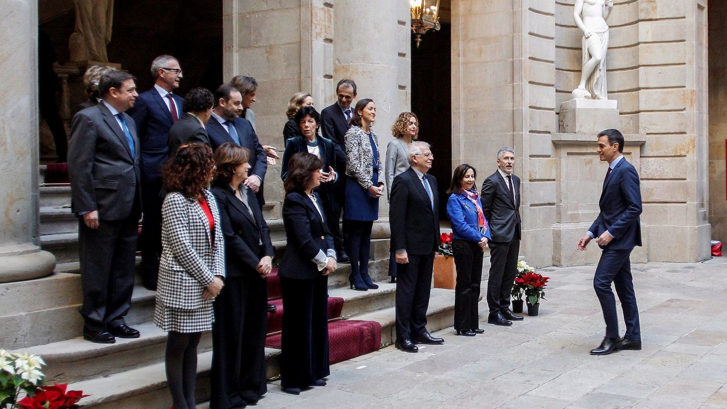 Pedro Sánchez se incorpora a la foto de familia previa a la reunión del Consejo de Ministras y Ministros el pasado 21 de diciembre en la Llotja de Mar de Barcelona. (EFE)