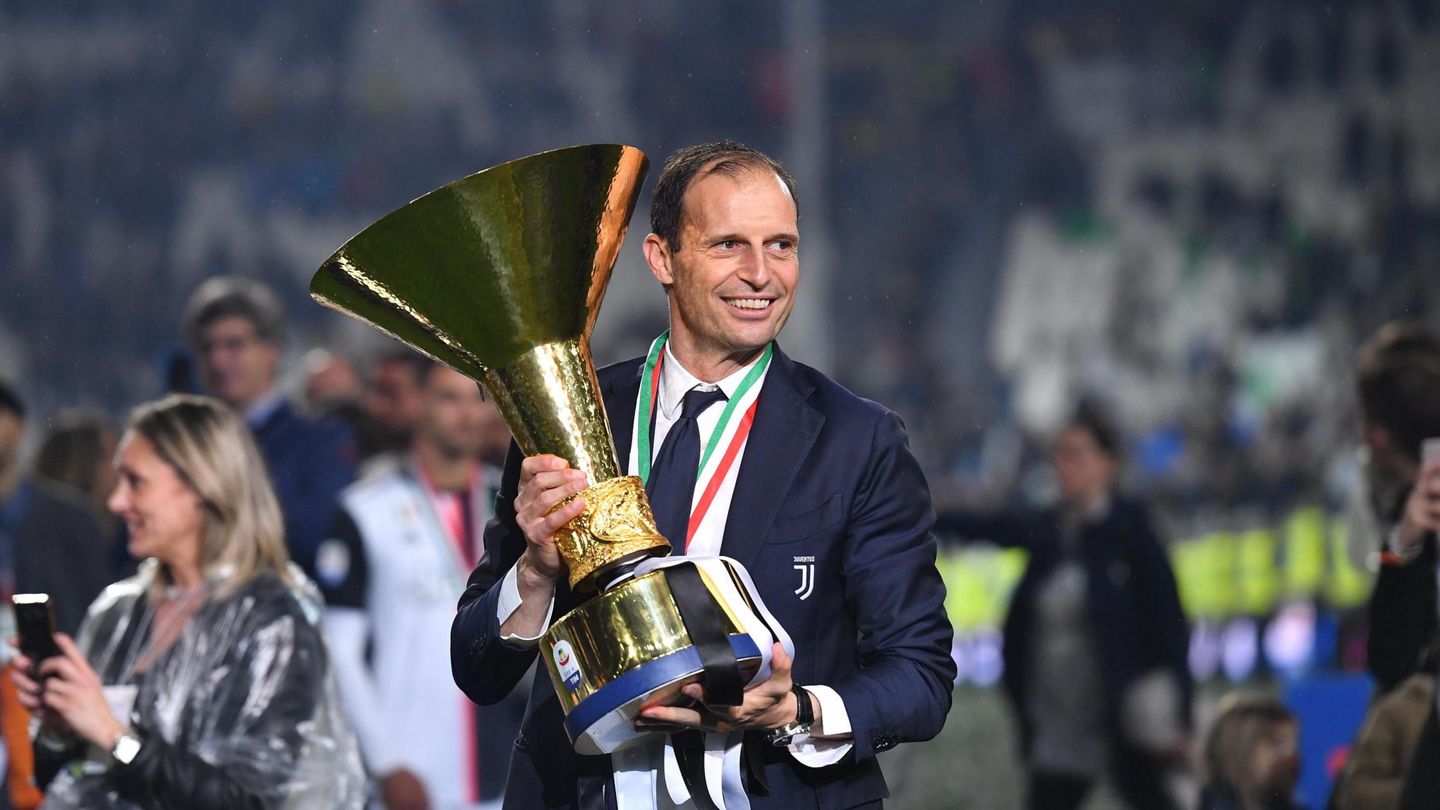 Allegri levanta la última Serie A que ganó con la Juventus. (EFE)