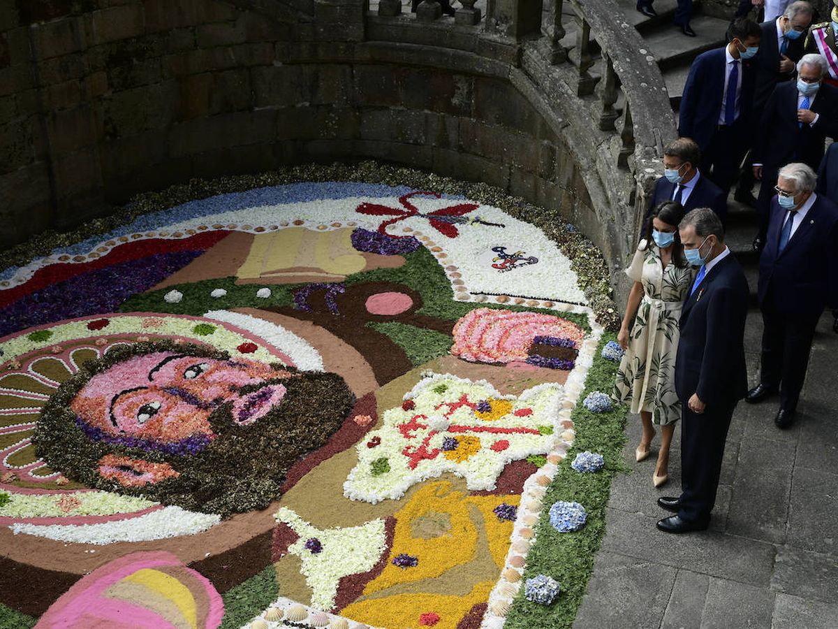 Foto: Los Reyes admirando una de las alfombras florales en Santiago de Compostela. (Limited Pictures)