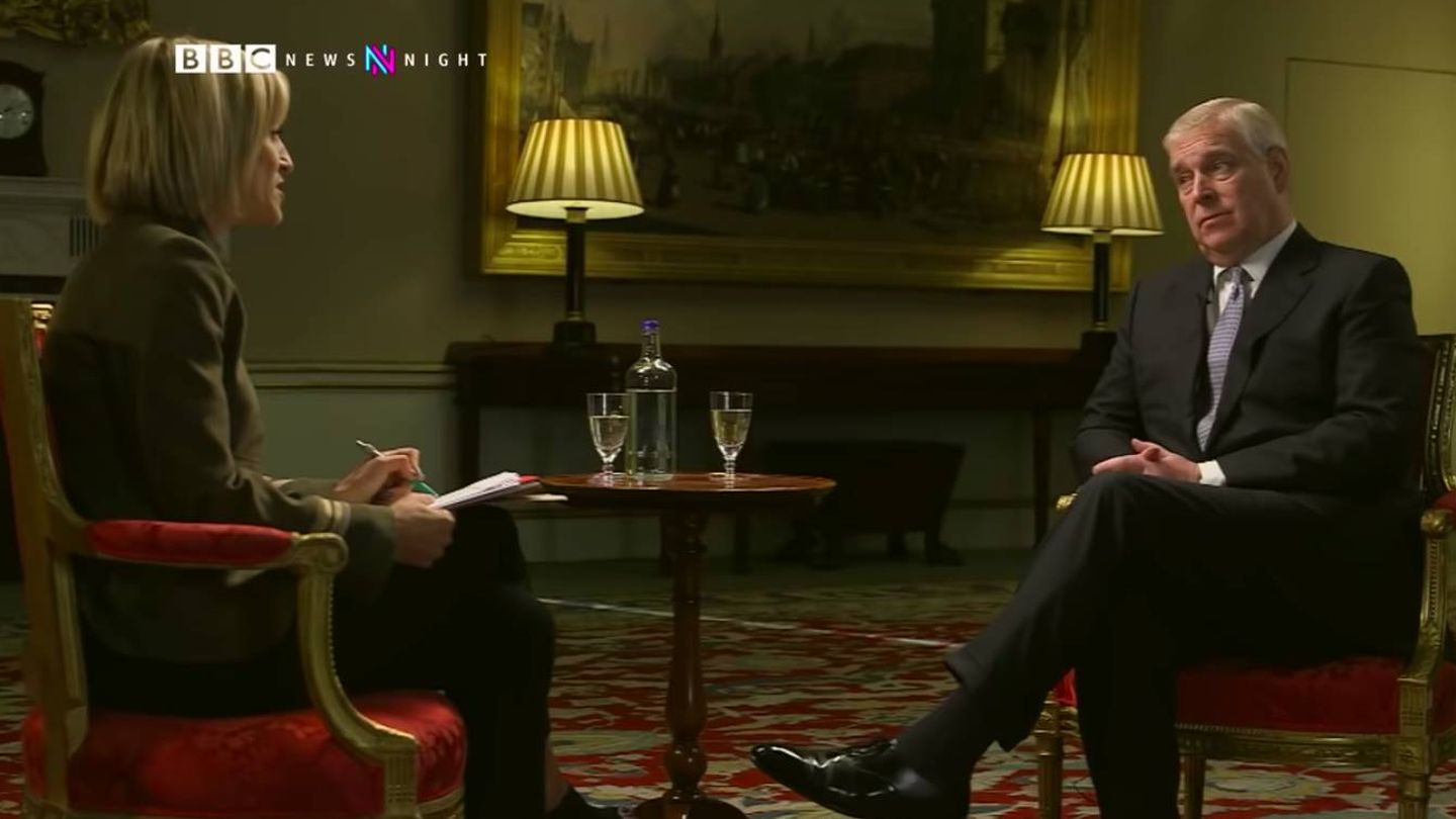 Uno de los momentos de la entrevista que el príncipe Andrés concedió a la BBC. (BBC News)