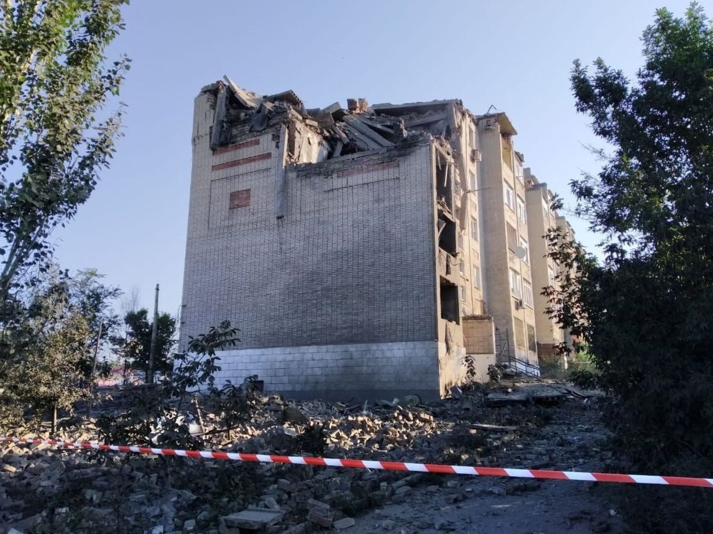 Un edificio residencial dañado por un bombardeo ruso en Toretsk en la región de Donetsk. (Reuters/Servicio de prensa de Emergencias)