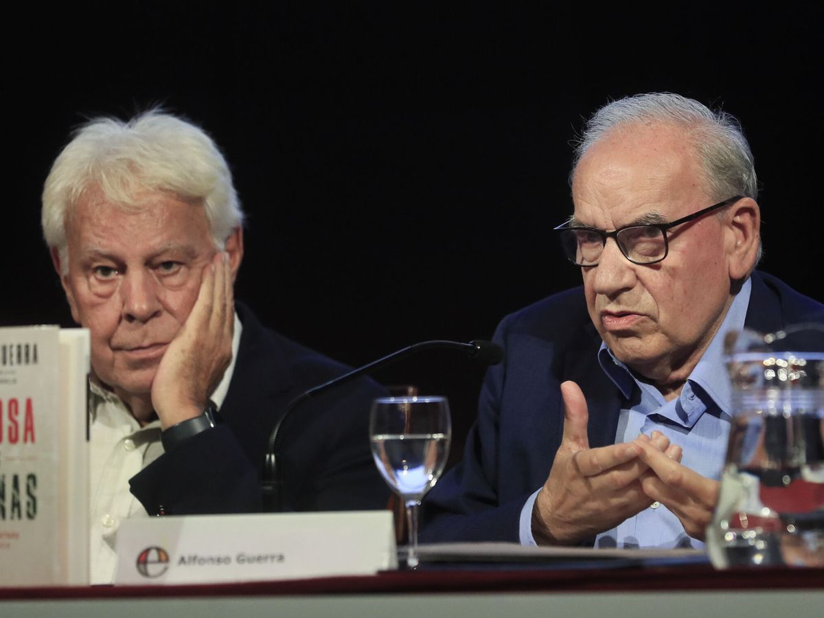 Foto: El exvicepresidente del Gobierno Alfonso Guerra (d), junto al expresidente Felipe González. (EFE/Fernando Alvarado)