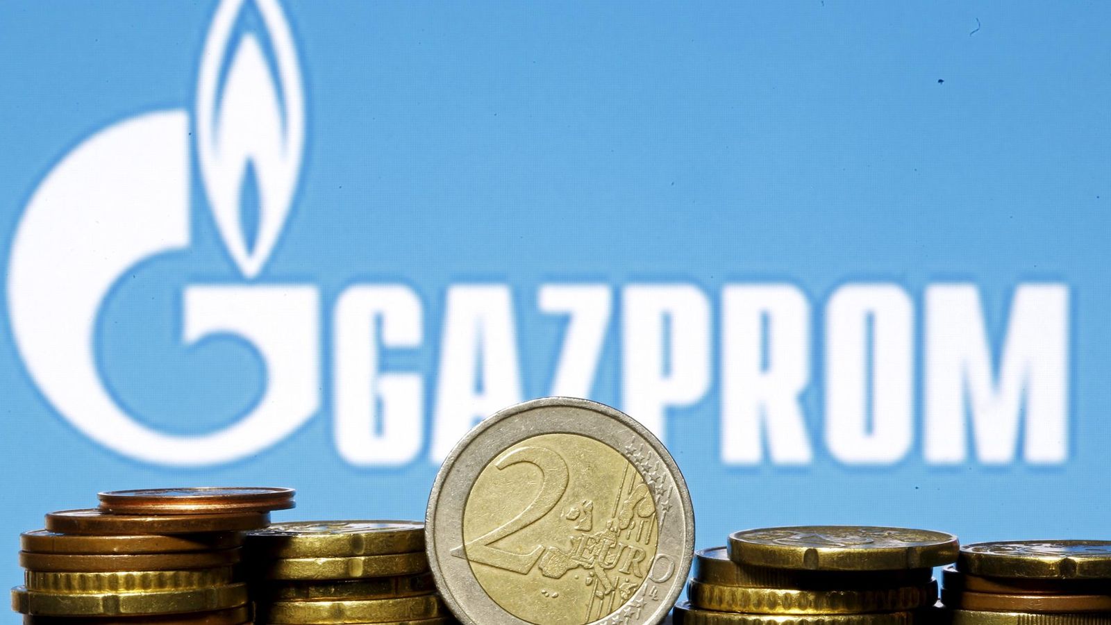 Foto: Imagen de la empresa Gazprom junto a varias monedas de euro (Reuters)