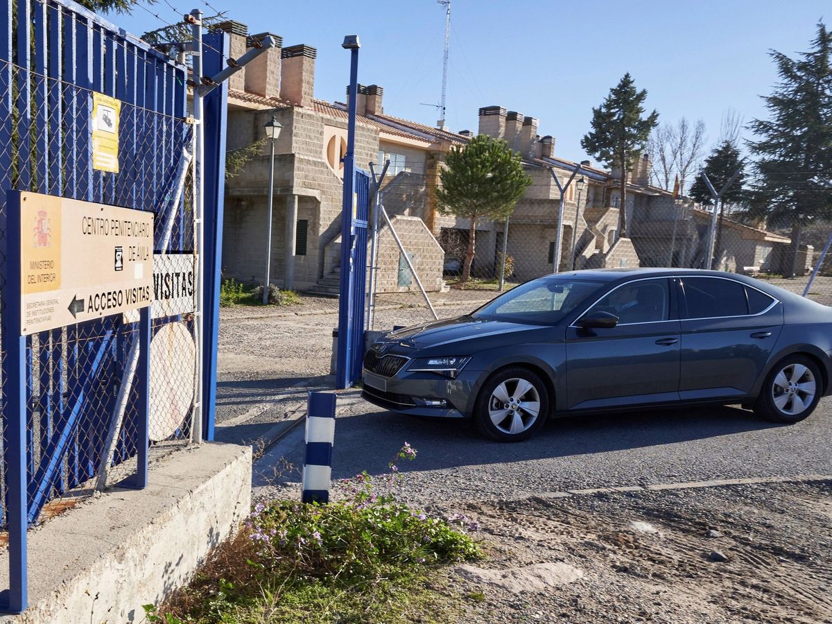 Foto: EL coche de Iñaki Urdangarin, a las puertas de la cárcel de Brieva. (EFE)